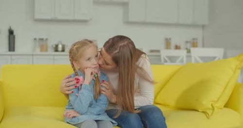Madre amorosa consolando a su triste hija en casa