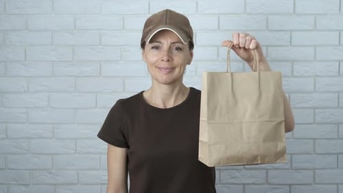 Vegano con bolsa ecológica