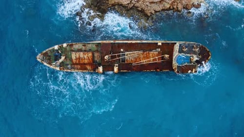 Wrack versunkenes Schiff im Meer oder Meer Umweltkatastrophe Altes rostiges Schiff im Flachwasser