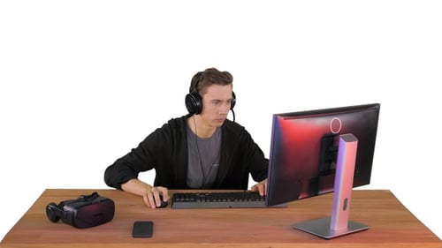 Aufgeregter Spieler, der Online-Videospiel auf weißem Hintergrund spielt.