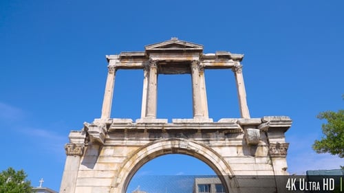 La cámara 4K se inclina hacia abajo y lejos de la Puerta de Adriano en Atenas, Grecia