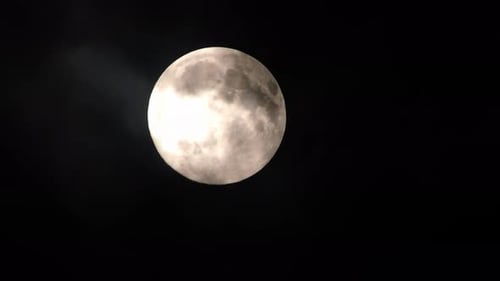 Wolken ziehen am Vollmond vorbei, in Echtzeit aufgenommen. Vollmond bei Nacht mit Wolken in Echtzeit.