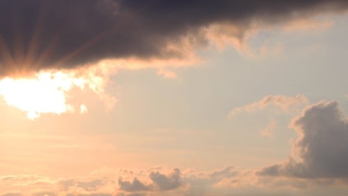 Wispy wolkiger Abend-Zeitraffer