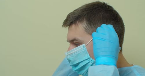 Pandemie-Schutz des Covid-19-Coronavirus. Portrait eines jungen männlichen Arztes mit medizinischem Gesicht
