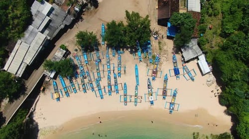 Jukung, barcos de pesca de madera en la arena aérea de cerca, Playa Gesing, Yogyakarta
