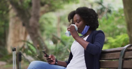 Mujer afroamericana con máscara facial en el parque