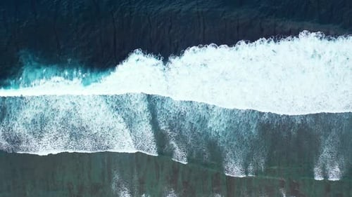Luftflug über Zusammenfassung der Meeresküste Strandreise durch blauen Ozean und weißem Sandhintergrund o