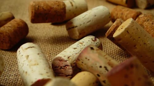 Corchos de vino que caen