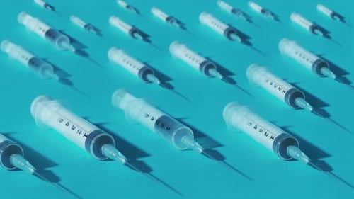Viele Spritzen bewegen sich auf grünem Hintergrund