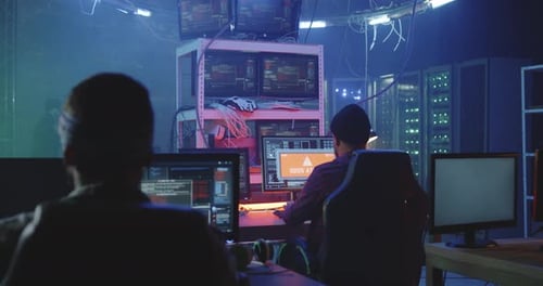 Hacker-Team arbeitet in einem Keller