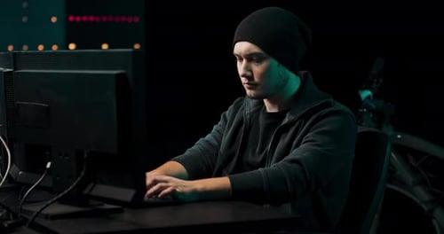 Jovem hacker profissional masculino usando teclado digitando dados ruins no sistema on-line do computador e