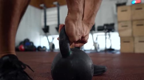 Treinamento crossfit Kettlebell na academia. Jovem atleta se preparando para o treinamento crossfit
