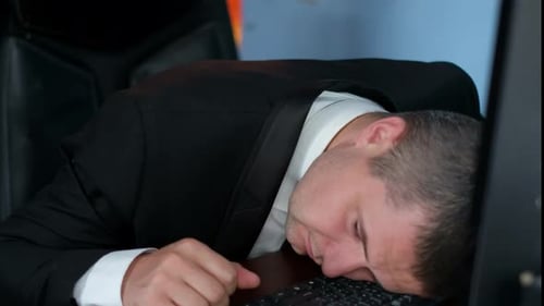 Büroangestellter schläft bei der Arbeit