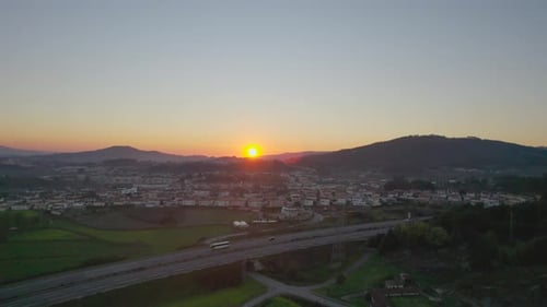 Landschaft des Dorfes bei Sonnenuntergang
