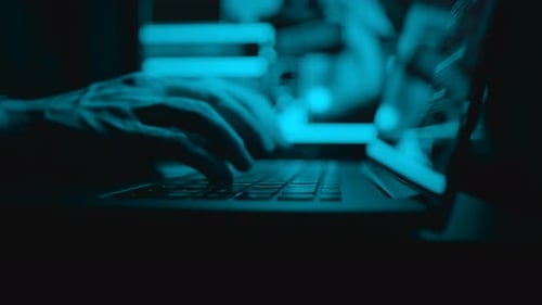 Manos de cerca sobre el desarrollo de tecnologías de programación y codificación. Dedos del codificador escribiendo en el teclado