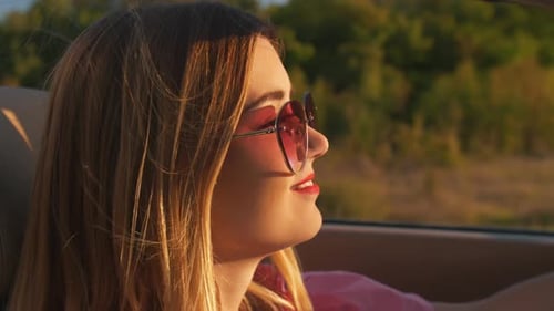 Mujer conduciendo su coche descapotable
