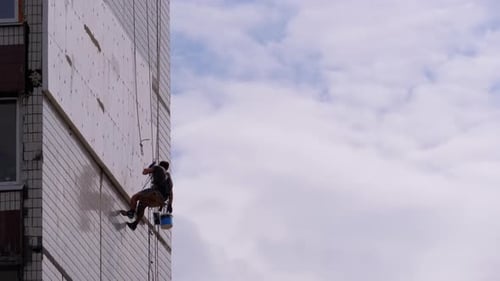 Isolamento industrial de alpinistas de fachada de antigo edifício alto usando isopor