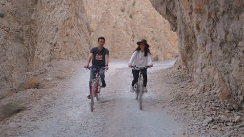 Reisepaar Radfahren in der Natur