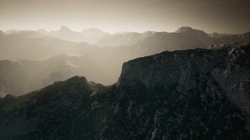 Dramático cielo sobre los escalones de una montaña.