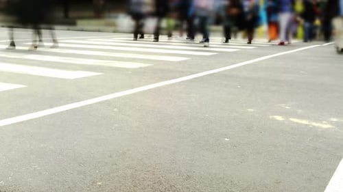 Pessoas cruzando na travessia de zebra