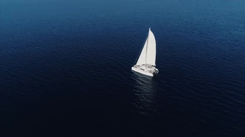 Boot, das im Meer schwimmt