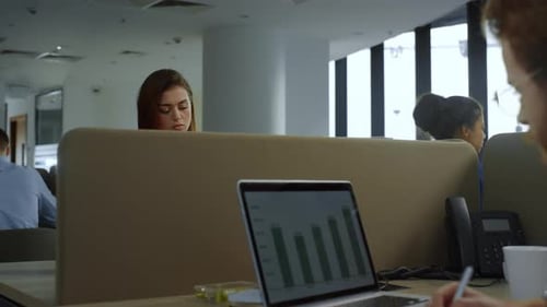 Femme d'affaires travaillant avec Report