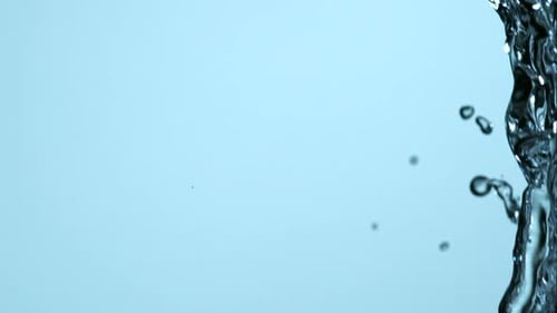 Gießen und Spritzen von Wasser in Ultrazeitlupe 1500 fps auf einer reflektierenden Oberfläche - WATER POURS