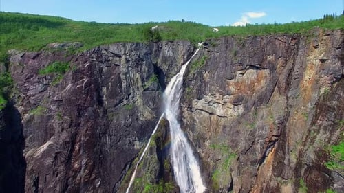 Malerische Luftaufnahme des berühmten Voringfossen-Wasserfalls in Norwegen.
