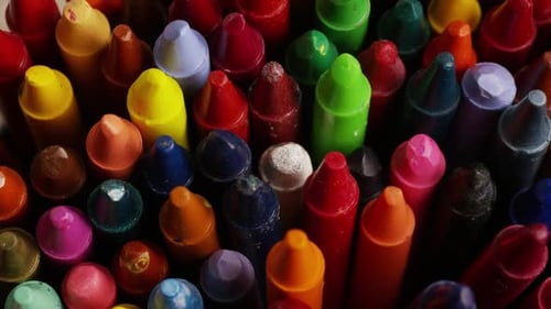 Rotierende Aufnahme von Farbwachsmalstiften zum Zeichnen und Basteln - CRAYONS