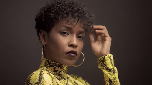 Femme afro-américaine en robe jaune vif à imprimé python