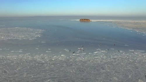 Vue Drone d'une île rocheuse au milieu de la mer d'hiver recouverte de glace