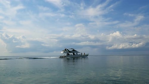 Yacht à moteur en mer calme
