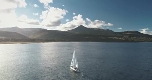 Zeitlupe einer Segelyacht an der Gebirgsozeanküste