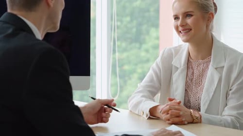 Arbeitssuchender im Vorstellungsgespräch mit dem Manager