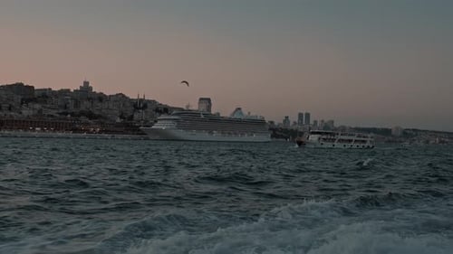 ein Schiff in der Straße von Istanbul