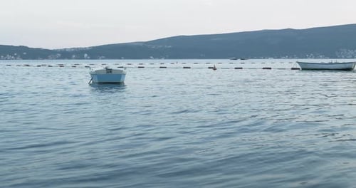 Ein Boot, das abends in Marina angedockt ist