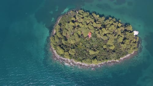 kleine Insel, blaue Meeresantenne