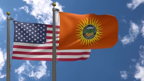 USA-Flagge gegen Orange County Flagge Kalifornien auf Fahnenmast