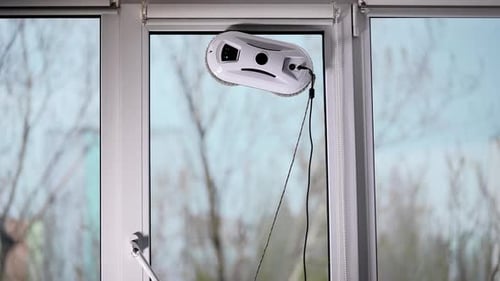 L'assistant automatique du robot lave la vitre de la fenêtre