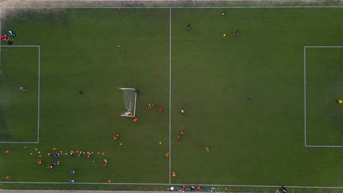 Vista aérea sobre un campo de fútbol, mientras la gente juega al fútbol, en un barrio pobre del gueto de Kiev, cl