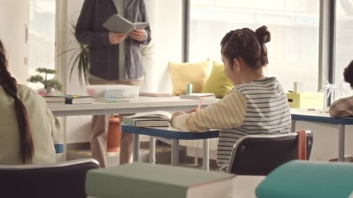 Schulmädchen benutzen während des Unterrichts Spickzettel