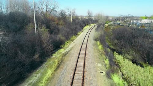 Vista pela janela do trem na linha férrea