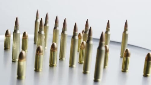 Filmmusik rotierende Aufnahme von Kugeln auf einer metallischen Oberfläche - BULLETS 076