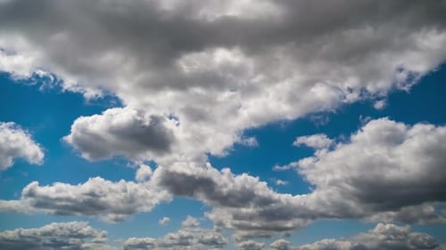 Wolken bewegen sich sanft im blauen Himmel, Zeitraffer, Wolkenraum