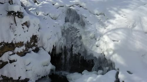 Gefrorener Wasserfall