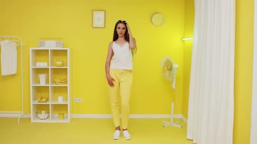 Une femme caucasienne brillante danse