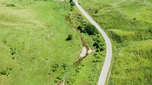 Ländliche Landschaft mit einer Straße, auf der niemand steht