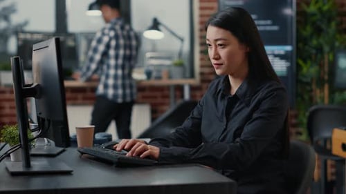 Sonriente Asiático Desarrollador de Software de Base de Datos Redacción Código de Programación