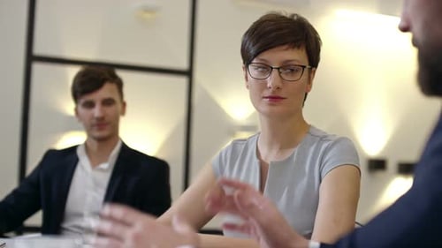 Direktor erklärt Mitarbeitern Geschäftsdetails