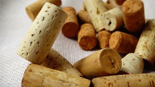 Corchos de vino que caen